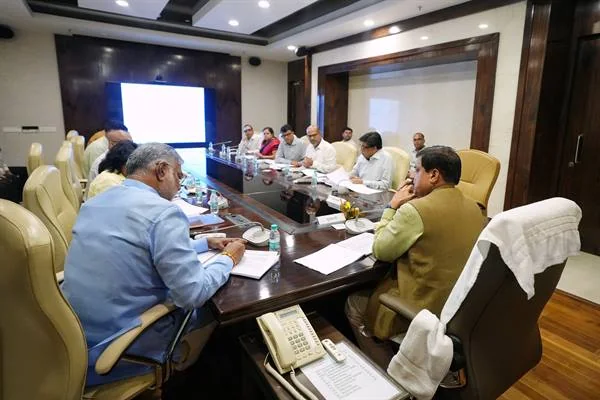 मंत्रालय की बैठक में मुख्यमंत्री श्रम विभाग की समीक्षा कर रहे हैं
